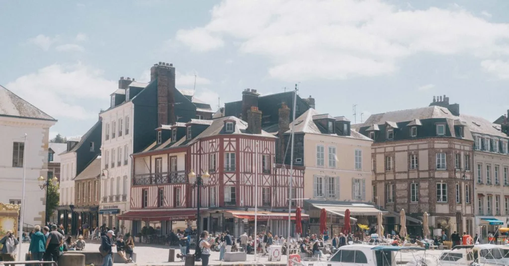 découvrez la richesse de la gastronomie normande avec ses spécialités authentiques, produits du terroir et recettes traditionnelles qui éveilleront vos papilles.